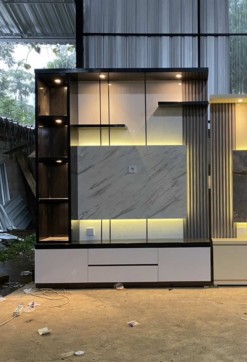 Backdrop ukuran 210 x250cm Material Muktiplek #finishingHpl Buruan ke poin profil kami  #backdroptv #furniture #hpl #taco #furniturejepara #interior #viral #fypシ゚ #fyp #kamarshet #partisi #rumah #properti 