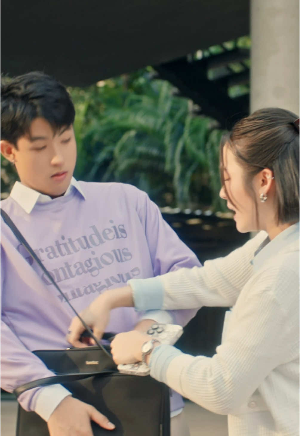 เมื่อแมวหยิ่งสาว Introvert ต้องออกไปขายงานข้างนอก... แล้วหมาเด็ก Extrovert จะให้กำลังใจยังไง!? 🐶😼 #VITADAY #วิตอะเดย์ #ห่วงใยคุณในทุกวัน