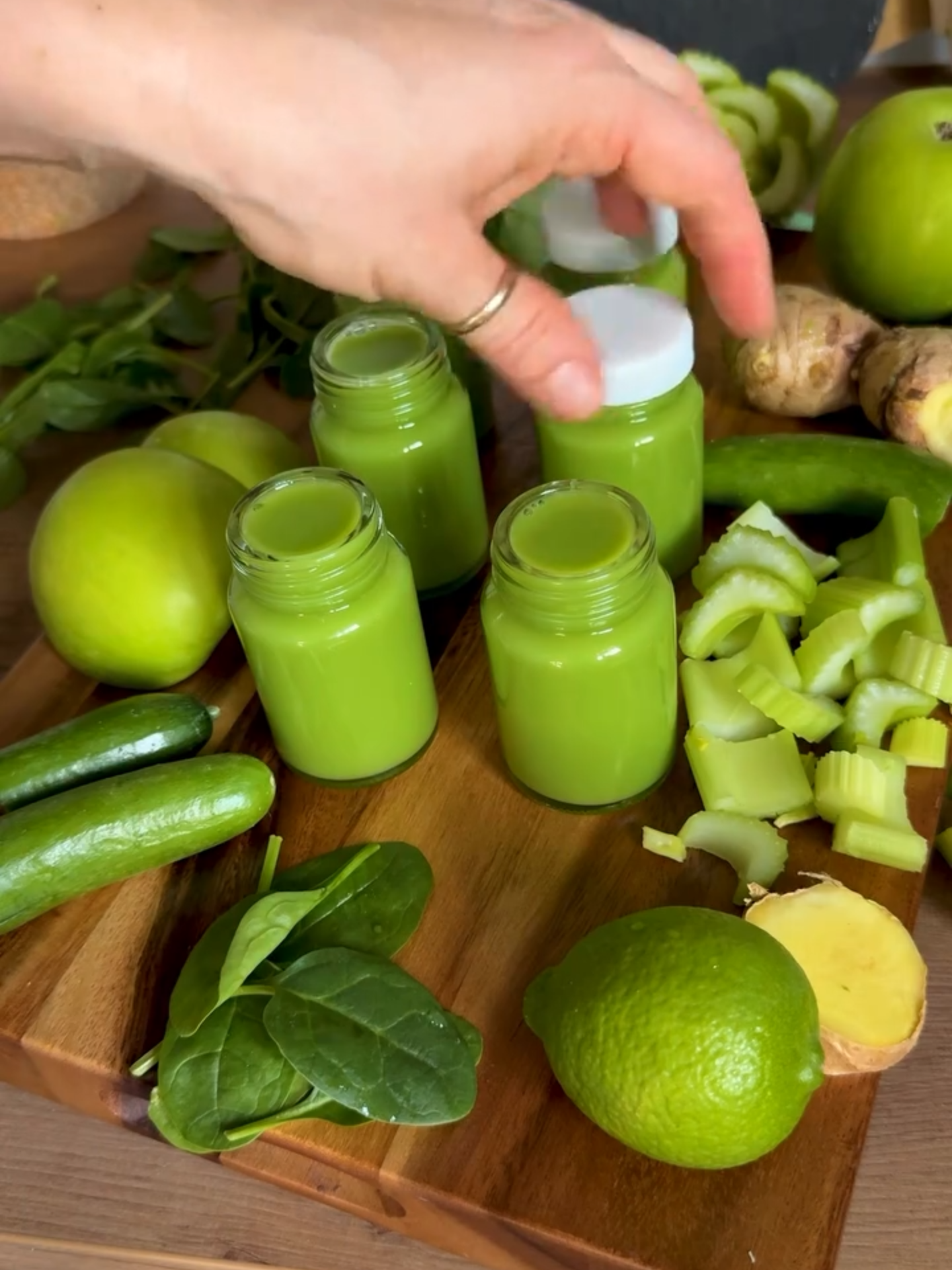 Você precisa de: ✅ 1 pacote de pepinos para lanche ✅ 1 maço de aipo ✅ 1 pacote de espinafre ✅ 3 maçãs ✅ 3 limas ✅ um pouco de gengibre ✅ 500ml de água de coco #diabetes #diabetestipo2 #receitas #receitasimples #receitassaudaveis #vegetais #proteina #cardapio