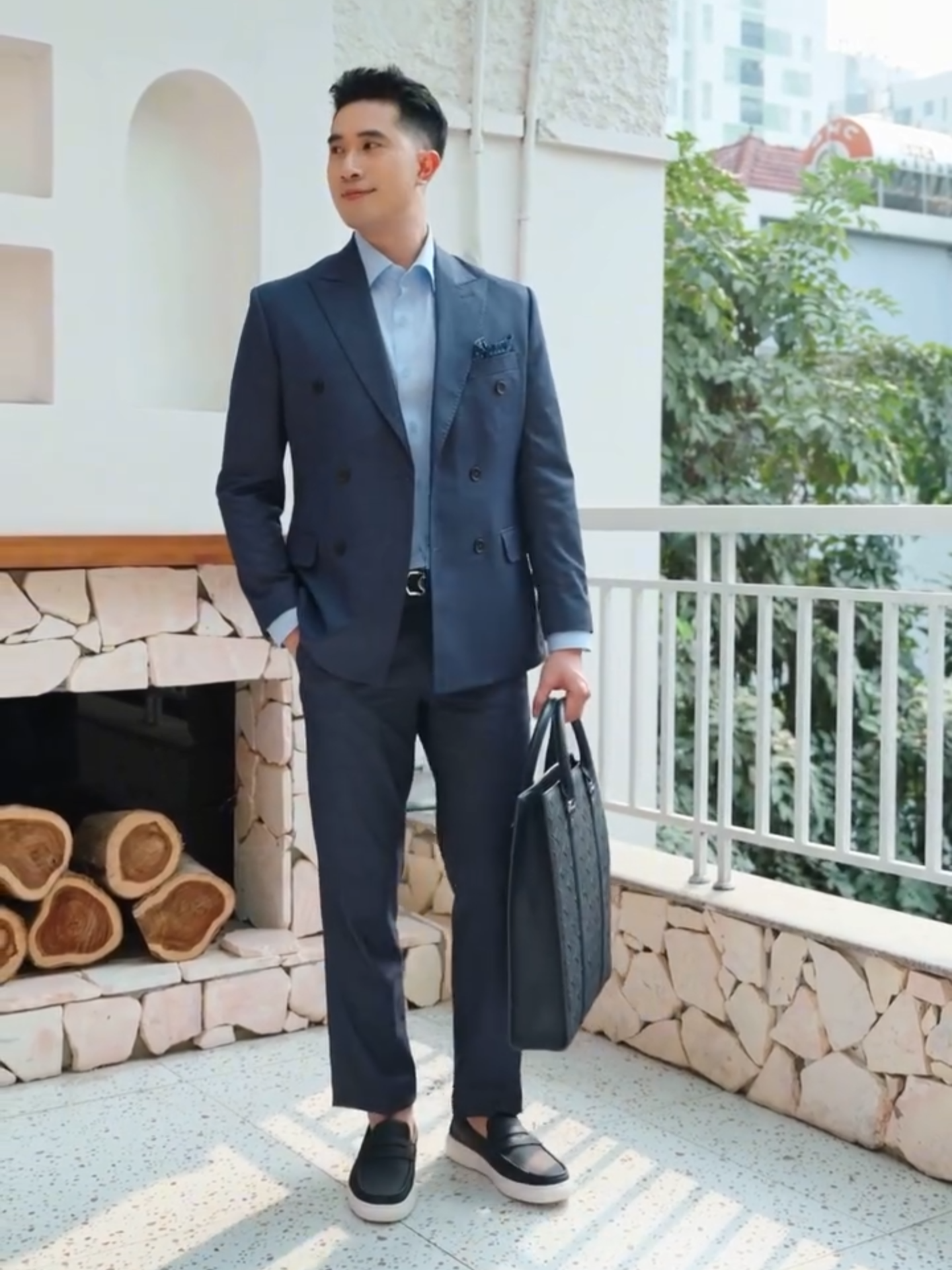 TIẾP NỐI HUYỀN THOẠI Aristino x Biên tập viên Công Lưu. Biên tập viên Công Lưu lựa chọn giày loafer họa tiết Đan Lát từ Arisitno như một tuyên ngôn phong cách đầy bản lĩnh. Không chỉ mang đến vẻ ngoài chỉn chu, tinh tế, thiết kế này còn khơi gợi tinh thần “Tiếp nối huyền thoại” thông qua sự kết hợp giữa giá trị văn hóa truyền thống và tính hiện đại trong từng bước chân. Một lựa chọn hoàn hảo cho quý ông tôn vinh di sản Việt Nam. #aristino #kgvietnam #tiepnoihuyenthoai #phongcachdoanhnhan #thoitrangcaocap #aristinobussiness #hondantocdauandisan #nhebuocgiaomuakhichatthanghoa