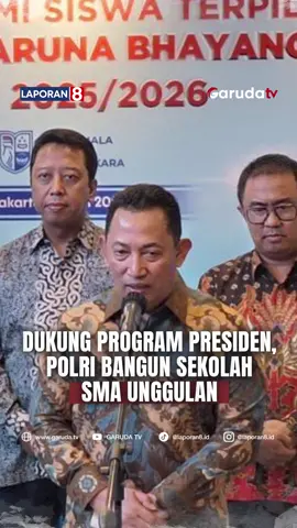 Polri resmi membangun sekolah menengah atas unggulan bernama SMA Kemala Taruna Bhayangkara sebagai wujud dukungan terhadap Asta Cita Presiden Prabowo Subianto dalam mencetak SDM unggul melalui pendidikan berkualitas. Pada tahun pertama, sekolah ini menerima 119 siswa terpilih dari 11 ribu pendaftar nasional. Proses seleksi berlangsung sejak Januari 2025, melibatkan lebih dari 3.000 SMP di seluruh Indonesia. Dari ribuan peserta, hanya 350 calon siswa yang lolos seleksi tingkat daerah dan disaring menjadi 119 siswa terbaik. Kapolri Jenderal Listyo Sigit Prabowo memastikan seleksi dilakukan transparan tanpa intervensi, termasuk dari dirinya sendiri. Sekolah ini akan menerapkan kurikulum internasional dan memulai pembelajaran perdana di Yogyakarta pada Juli mendatang, sebelum pindah ke gedung permanen di Bogor yang kini tengah dibangun. Program ini diharapkan menjadi langkah konkret dalam membangun generasi unggul Indonesia. Laporan: Tim Liputan Garuda TV Caption | Admin: Putri | Filda #SMAUnggulanPolri #KemalaTarunaBhayangkara #SDMUnggul #AstaCitaPrabowo #GarudaTV #PendidikanIndonesia