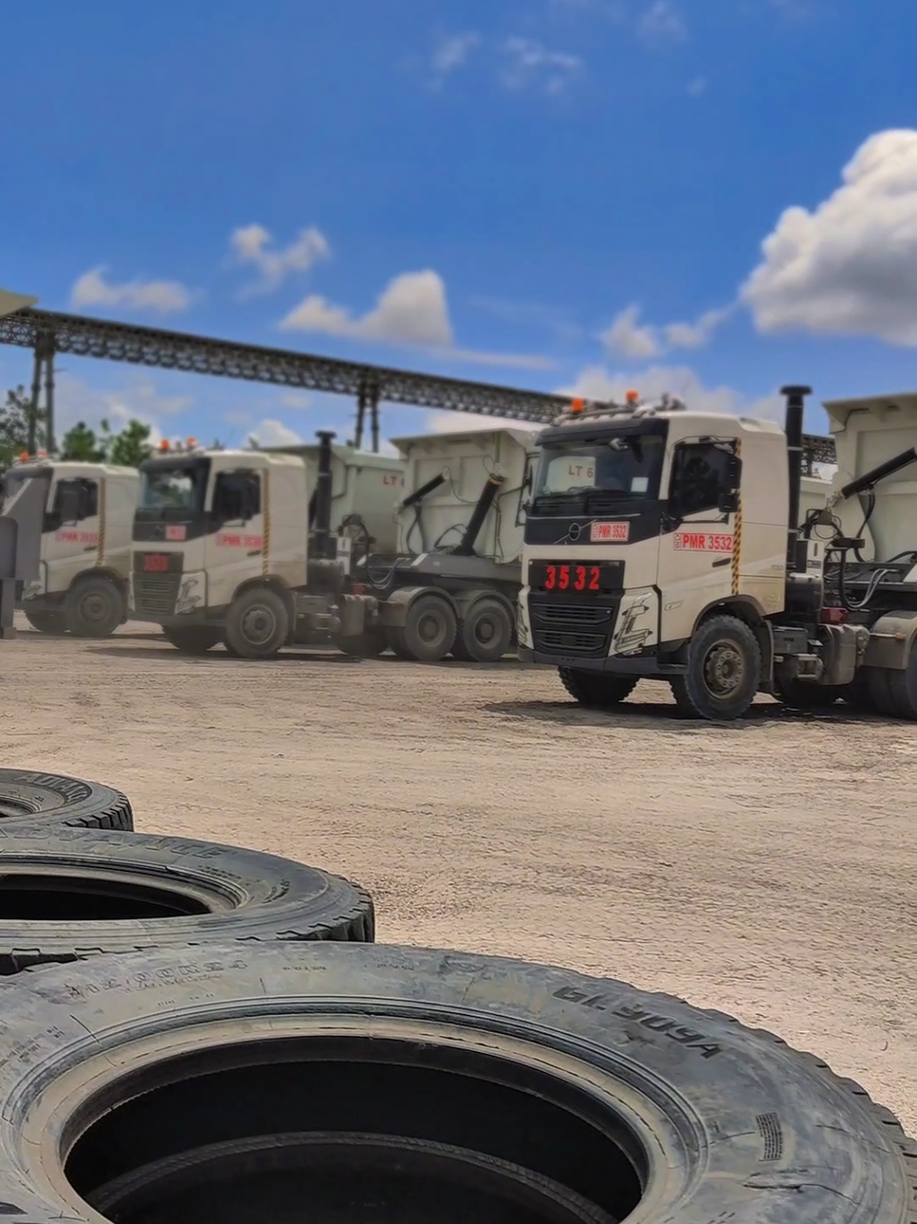 FH16 700 + SDT 180 #coalhauling #volvotruck  #dwimakmurprimatamas #DMP #korindo #ekadarmajayasakti #fypシ゚ #volvo #fyp #kutaibarat #kalimantantimur #tambangbatubara #volvofh16 #fyppppppppppppppppppppppp 