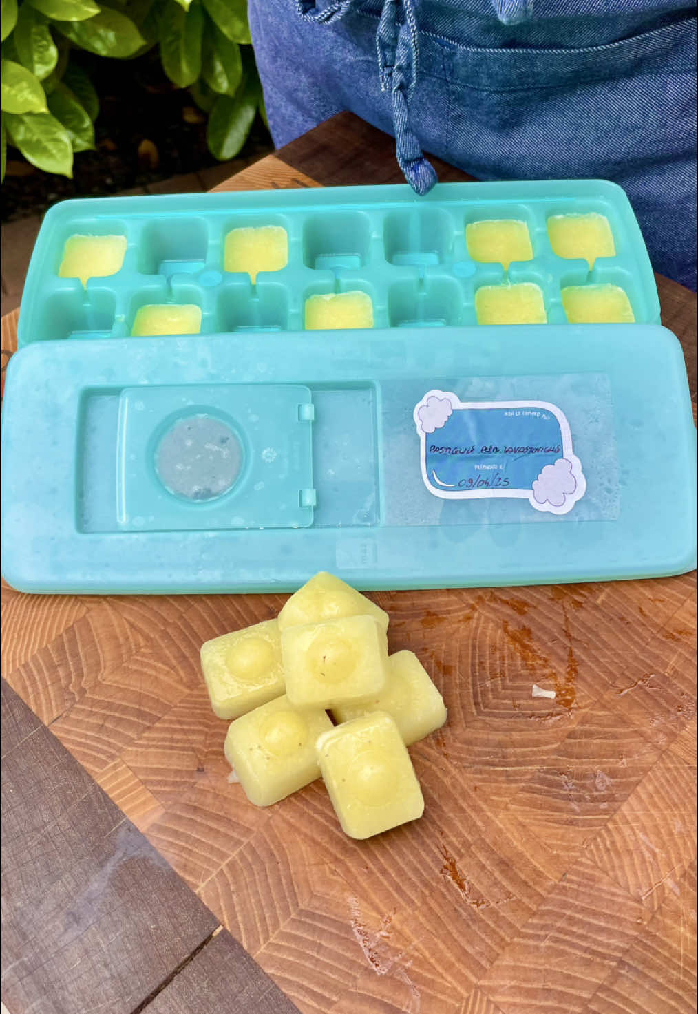 Pastiglie per la lavastoviglie fatte in casa 🏡  Vi ricordate il sapone per piatti che ho fatto settimana scorsa? Mi son detto, perché non fare anche le pastiglie per la lavastoviglie? Beh eccole qua! Facili veloci e super efficaci! Mi raccomando trovate la ricetta del sapone neutro nel mio libro “Non lo compro più!” lo trovate nel link in bio e in tutte le librerie fisiche! E se lo acquistate da Amazon lasciatemi una recensione ❤️ Salvate il video e replicate queste pastiglie non ve ne pentirete! 🤓 Ingredienti per 30 pastiglie: 1 limone  150 ml di acqua 100 ml di aceto  20 gr di sapone neutro  #pastiglieperlavastoviglie #pastiglie #lavastoviglie #sapone #ricette #ricettefacili #ricettepertutti #fattoincasa #autoproduzione #homemade #DIY #nonlocompropiù 