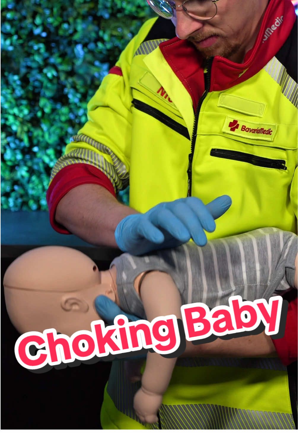 First Aid on a choking baby 👶🚑 If your baby is choking, every second counts. Here’s what you need to do – fast and step-by-step: 🔴 Emergency situation – stay calm and act! 1️⃣ Back blows: Face down on your forearm, head lower than body – give 5 firm blows between the shoulder blades. 2️⃣ Chest thrusts: Turn baby face up, still with head low – give 5 chest compressions with two fingers. 3️⃣ Repeat steps 1 and 2 as long as the baby is choking. 4️⃣ Call emergency services (911) – even if the object comes out. The baby still needs medical evaluation! ☎️ 5️⃣ If the baby becomes unresponsive: Give 5 rescue breaths first, then start CPR: 30 compressions + 2 breaths, repeat  ⚠️ Keep the head low. Act fast. Don’t wait. This is how you save a baby’s life. 🦺 Clothing by Niemöller & Abel 👶 Baby Mannequin by Laerdal //Anzeige #paramedic #ambulance #emergency #firstaid #hospital #nurse #pregnant #helpingsavelives 
