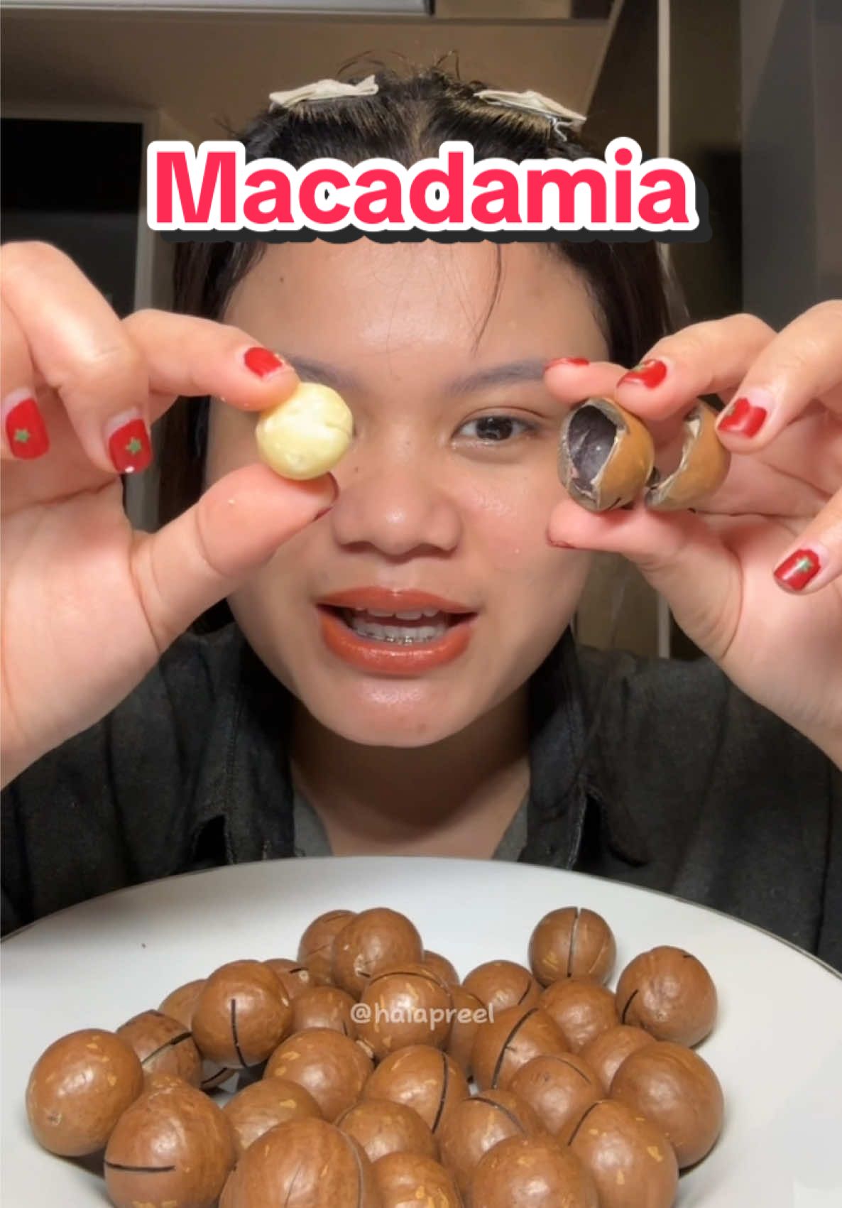 Alasan cobain ini karena pengen buka pake kuncinya itu hihi. Serius satisfying bangetttt!!✌️ #macadamia #kacangmacadamia #macadamianuts #apreelmakan 