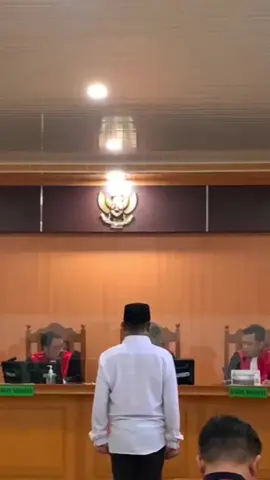 Majelis Hakim Pengadilan Negeri (PN) Palangka Raya menjatuhkan vonis penjara seumur hidup kepada Anton Kurniawan Stiyanto (AKS), mantan polisi berpangkat Brigadir yang bertugas di Polresta Palangka Raya. la dinyatakan bersalah dalam kasus penembakan terhadap seorang warga sipil yang merupakan sopir ekspedisi asal Banjarmasin, Kalimantan Selatan, di Kabupaten Katingan. Putusan dibacakan dalam sidang yang digelar pada Senin, 19 Mei 2025 di PN Palangka Raya. Ketua Majelis Hakim Muhammad Ramdes menyatakan bahwa terdakwa Anton Kurniawan Stiyanto terbukti secara sah dan meyakinkan melakukan tindak pidana pencurian dan kekerasan dalam keadaan memberatkan, yang mengakibatkan kematian, serta turut serta menyembunyikan kematian korban. 