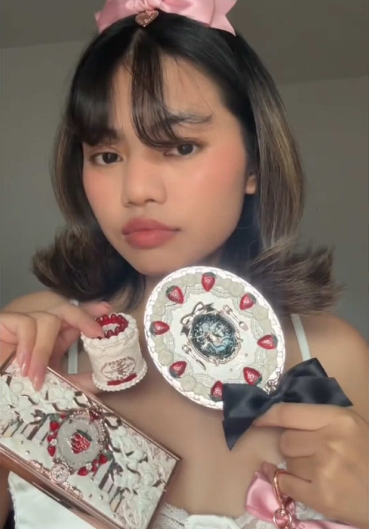 🍓👼🏻 @Flower Knows Makeup #unboxing #tiktoklooks #beauty #makeup #haul 