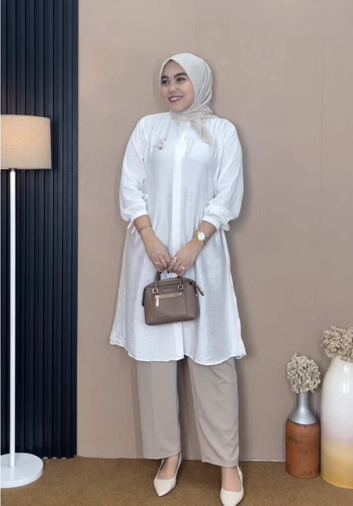 MasyaAllah tuniknya cantik banget 🥹💝  #tunik #outfit #bajukondangan #tunikputih 