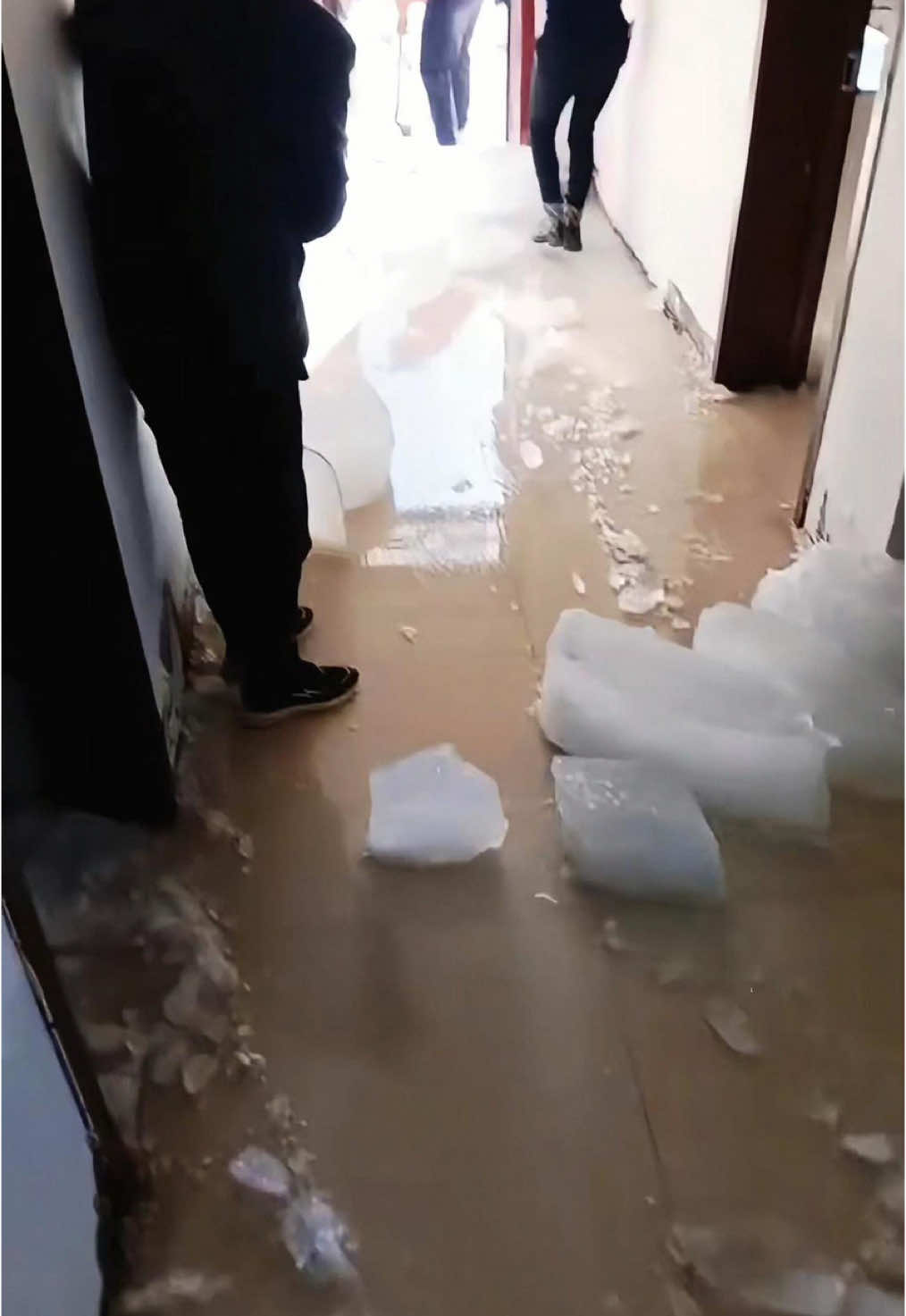 OMG 😱 my frozen house #ice #satisfying #fyp #fypシ #asmr #oddlysatisfying 