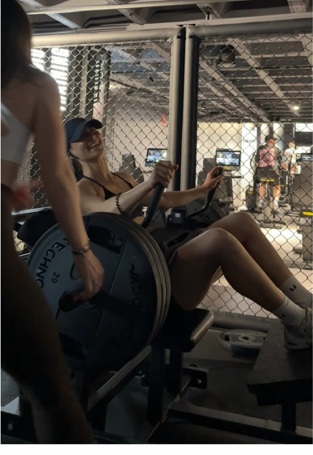Y mira que entreno en un Fitness Park😂 El vídeo está en x4🤣Que mal rato jajajajaja todo por querer llevar la pompa al fallo.  Inspirada en el vídeo de @Marta R | Entrenadora Online ❤️  #humor #gym #hipthrust #atrapada #aiuda #saveme #gymgirlsoftiktok #camararapida #parati #fyp 