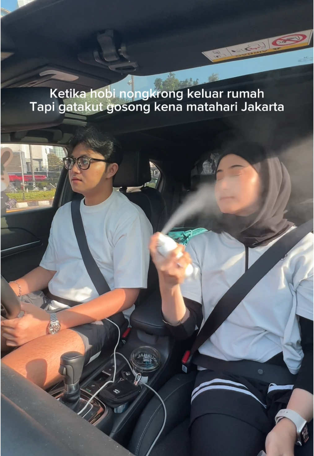 Dalam misi menua glowing bersama, alias sunscreen hukumnya wajibb #sunscreenspray #sunscreen 