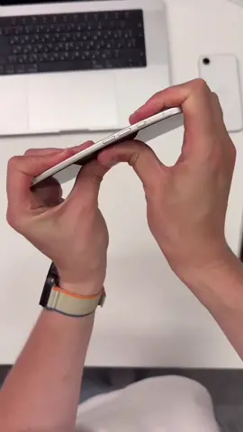 Is the latest ultra-thin Iphone17 Air prone to bending?🤣👋 Addressing concerns about durabilty structural durability Our stress test reveals the truth😻🥹 #iphone #iphone17 #iphonetricks #iphone17air #trending #foryoupage #fyp #digital #3c #test #apple #thinphone 