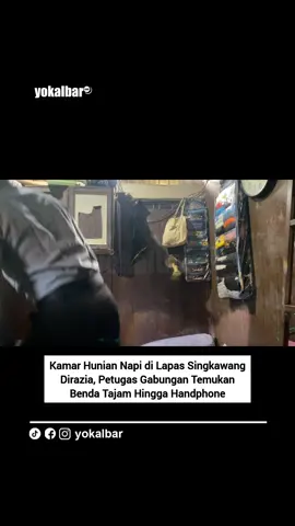 Petugas gabungan dari Lapas Singkawang, TNI dan Polri menggelar razia di kamar hunian Narapidana pada Senin (19/5) siang. Dari razia tersebut petugas menemukan sejumlah barang yang dilarang, mulai dari benda tajam, kabel, korek api hingga 2 unit handphone Barang-barang tersebut kemudian langsung dimusnahkan dengan cara dibakar Kepala Lapas Kelas IIB Singkawang, David Anderson Setiawan menyebutkan razia gabungan ini rutin digelar setiap bulan 