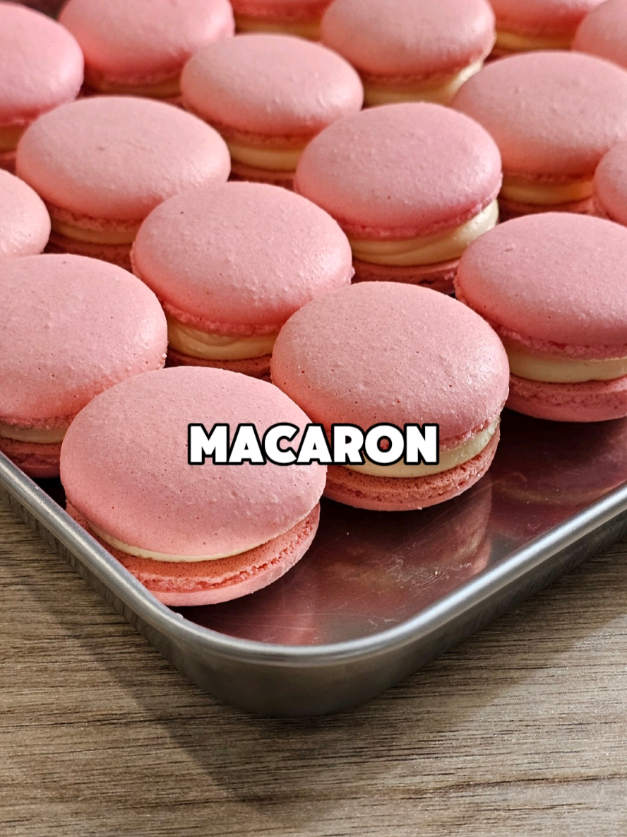 Macaron Untuk tips bake, tiap oven itu panasnya suka beda beda jadi perhatiin pas baking yaaa.  Kalau naik kakinya kecepetan berarti suhu oven kepanasan, macaron kalian bisa kopong atau malah retak.  Kalau naik kakinya lambat berarti suhu oven kerendahan kalian bisa naikin sedikit. recipe putih telur 50gr (suhu ruang) gula pasir 50gr (aduk dengan putih telur) icing sugar 70gr almond groun 70gr isian raspberry jam secukupnya cream 30gr cream cheese (suhu ruang) 60gr