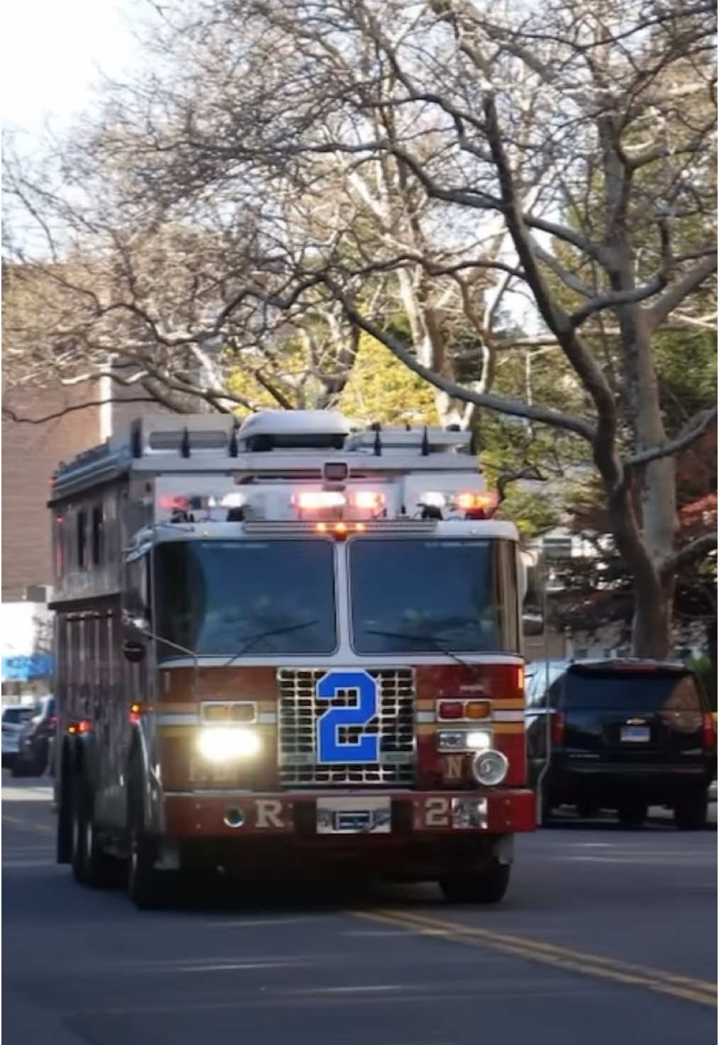Rescue 2 responding with the PA300. #fdny #fdny_videos #emergency3 #emergency3videos #fdnyems #fdny343 #fdnyrescue1 #fdnypd #nyc #firetruck #firetrucksresponding #fireengine #fdny_videos #rescue #rescue2 #siren 