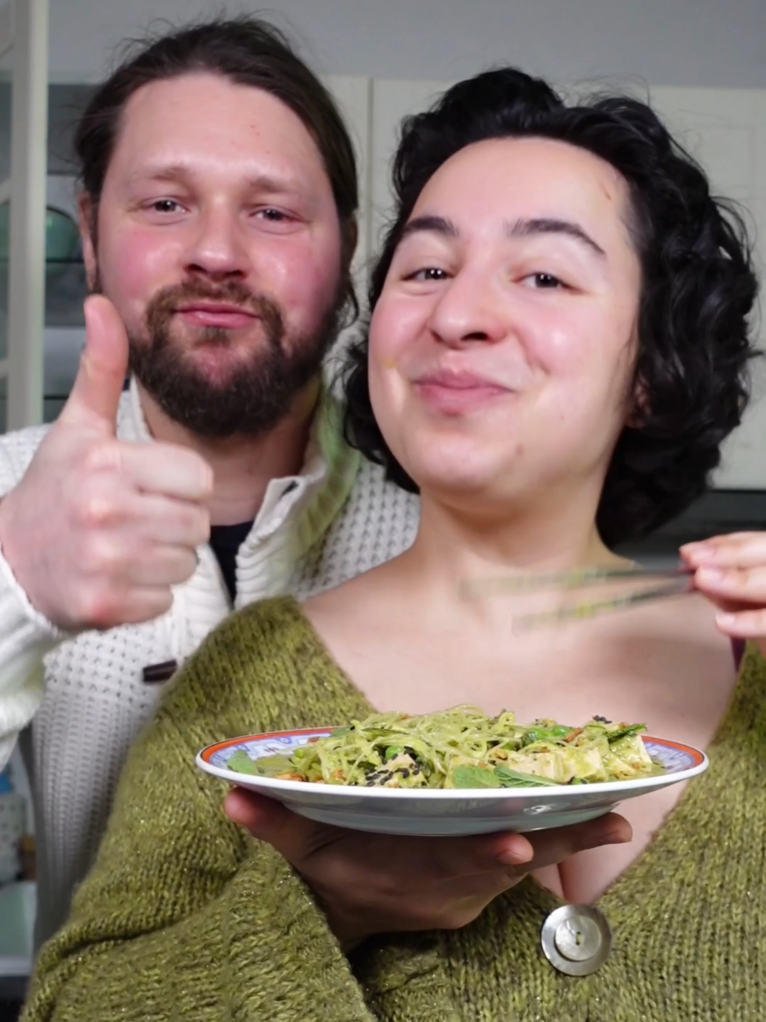 quoi de meilleur que cette salade de nouille de riz toute verte 🤤💚 abonne-toi pour plus de recettes originales et végétales 🫰 pour 2-3 personnes il te faut : 1-2 nids de nouilles de riz  1 courgette 150g de petits pois surgelés  350g de tofu frais (semi-ferme) 2 oignons nouveaux 1/2 boîte de lait de coco  1 cac d’ail haché 1 bouquet de coriandre 1 bouquet de menthe 1 cas d’huile pimentée  1 citron vert Des oignons frits De la sauce soja salée De l’huile de sésame toasté Des graines de sésame  1 cac bombée de miso blond ou rouge Couper  le tofu en petits cubes et les placer dans une boîte hermétique avec 3  cas de sauce soja, 1 cas d’huile de sésame, 1 cas de graines de sésame,  le miso, fermer la boîte, secouer et laisser reposer le temps de faire  le reste de la recette. Faire bouillir de l’eau puis verser sur les  nouilles de riz dans un bol, les petits pois dans l’autre, laisser  quelques minutes et égoutter. Râper la courgette. Dans un blender,  placer le coeur de la courgette avec le lait de coco (la partie  crémeuse et dure de la boîte), l’huile pimentée, l’ail, le citron  débarrassé de sa peau, 1 cas de sauce soja, la coriandre et la moitié de  la menthe (sans les tiges de cette dernière). Mixer jusqu’à l’obtention  d’une sauce lisse bien verte.  Dans un saladier verser les nouilles  de riz et de courgette, les petits pois, le tofu égoutté, les oignons  nouveaux hachés, mélanger. Servir à l’assiette et parsemer d’oignons  frits, de feuilles de menthe et de sésame.  [ recette facile  rapide simple vegan végétarien sans viande idée repas dîner salade  printemps légumes cru bon plan gourmand fait maison à emporter  végétalien veggie cuisine pas cher économique petit budget budget serré  sans gluten sans lactose sans lait sans œuf sans sucre raffiné protéine  vitamines activité enfant dme ]