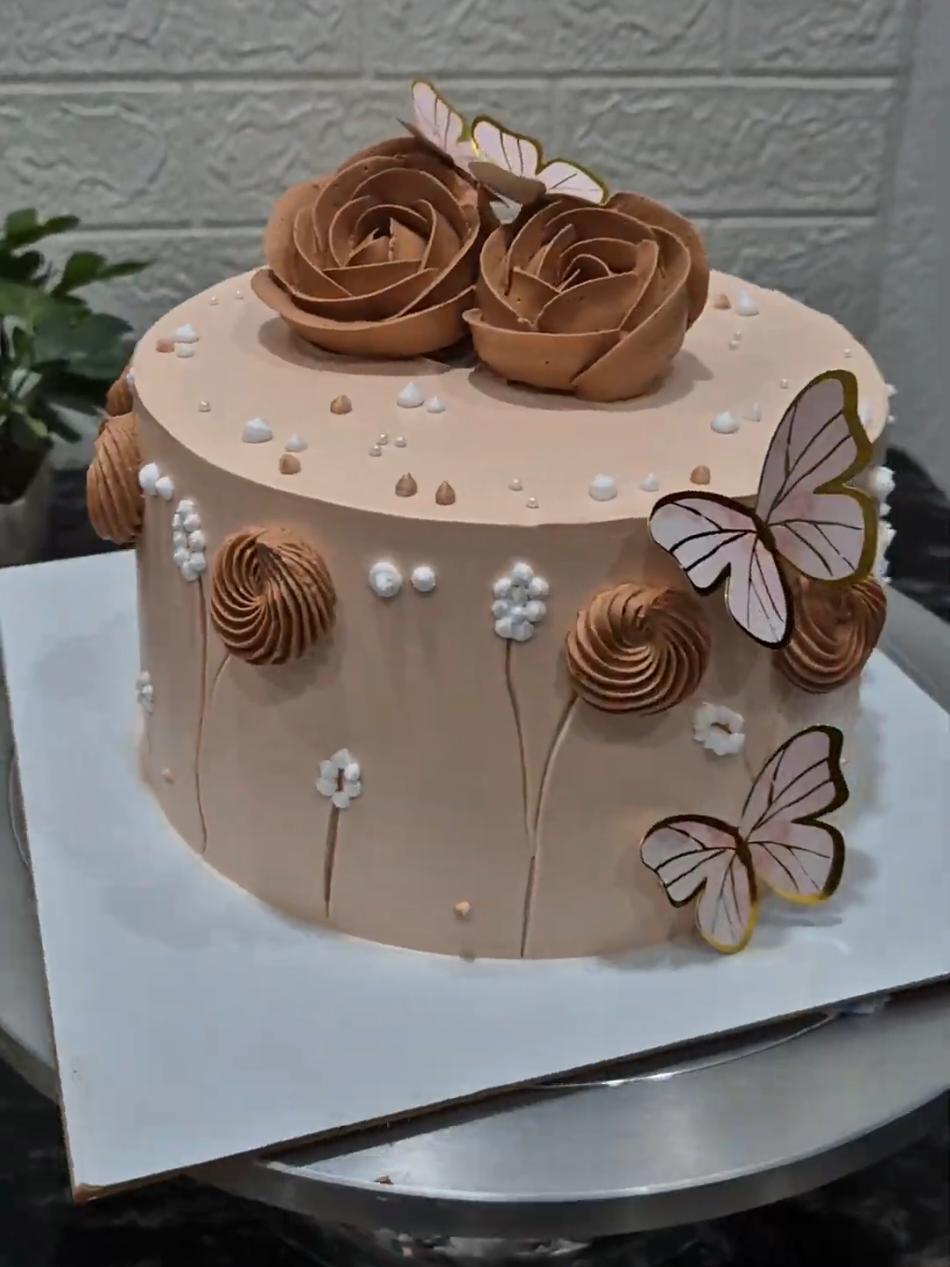 Beautiful rose cake decoration#pourtoii #yummyfood #fyp #parati #tiktok #foryourpage #cakedecorating #design 