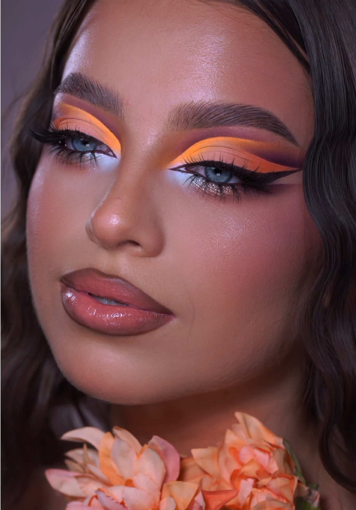 Coral 🪸 #beforeandafter #orangemakeup #peachmakeup #makeuptransition 