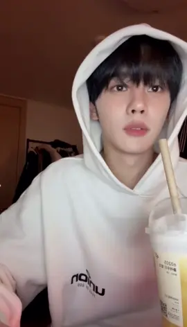 His reaction is KILLING me  #kimgyuvin #gyuvin #zerobaseone #zb1 #zb1gyuvin #zerobaseonegyuvin 