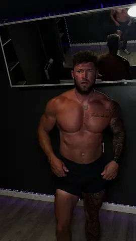 Working #fyp #work #bodybuilding #gym #fit #reels #tiktok #GymTok #tiktok #viral #model #tattoo 