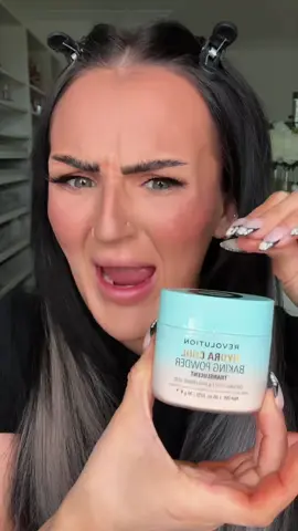 WET SETTING POWDER?!?! HOW DO THEY MAKE THIS?! #makeup #beauty #settingpowder 