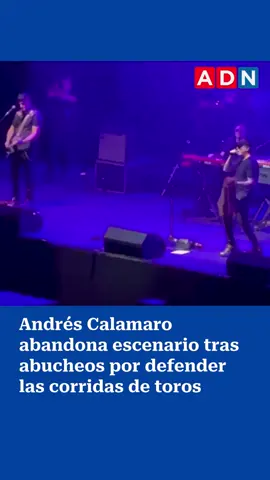 El concierto de Andrés Calamaro en Cali, Colombia, terminó abruptamente luego de que el artista argentino fuera abucheado por el público tras manifestar su defensa a la tauromaquia. El episodio ocurrió durante su presentación en la Arena Cañaveralejo el pasado sábado 17 de mayo, en el marco de su gira Agenda 1999. Todo comenzó cuando Calamaro, mientras interpretaba su clásico Flaca, simuló gestos de torero con su chaqueta. El gesto fue recibido con pifias por parte del público, en una ciudad que recientemente vio cómo el Congreso colombiano prohibía oficialmente las corridas de toros. Visiblemente molesto por la reacción, el músico lanzó su chaqueta al suelo y expresó: “Quiero dedicar esta canción a todos los toreros, ganaderos, banderilleros y aficionados que se quedan sin trabajo, porque votaron para eso: dejarlos en la calle”. Luego, se despidió abruptamente con una frase que quedó registrada en varios videos: “Lo siento. Están cancelados y bloqueados. Hasta nunca”. #andrescalamaro #calamaro #cali #colombia #musica #noticias #noticiastiktok