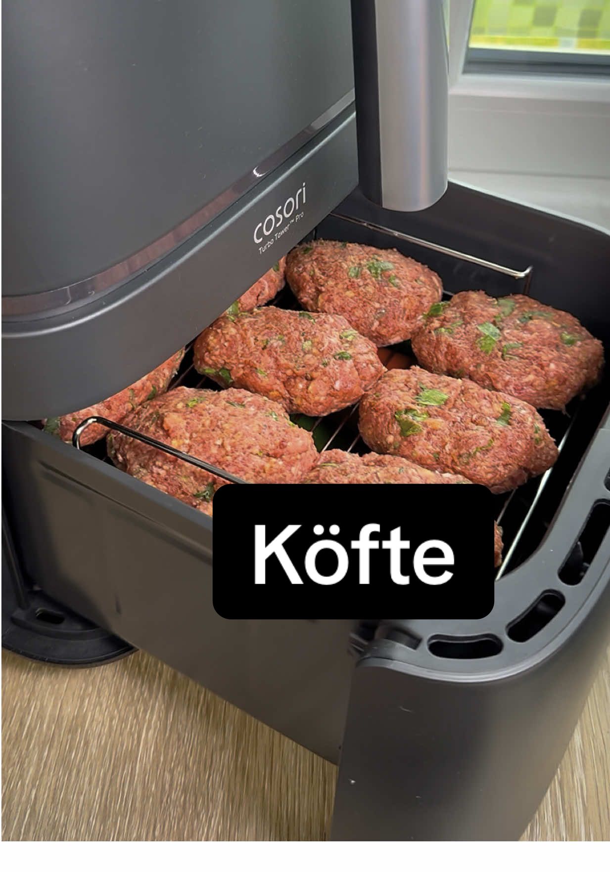 ANZEIGE  🥙 Saftige Köfte aus der Turbo Tower Heißluftfritteuse – würzig, proteinreich & in 20 Min. fertig‼️ Du willst echtes Streetfood-Feeling direkt aus dem Airfryer? Dann probier diese Köfte – außen knusprig, innen saftig & voller Geschmack! Perfekt für dein schnelles Abendessen, Meal Prep oder BBQ-Vibes ohne Grill! Zutaten (für ca. 4 Portionen | ergibt ca. 8 größere Köfte): 🥩 500 g Rinderhack (oder halb Rind, halb Lamm) 🧅 1 Zwiebel (fein gerieben) 🧄 2 Knoblauchzehen (gepresst) 🍞 1 Scheibe altbackenes Brot (eingeweicht) oder  Paniermehl 🥚 2 Eier 🌶️ 1 TL Paprikapulver (edelsüß) 🌿 ½ TL Kreuzkümmel 🧂 1 TL Salz ⚫ ½ TL Pfeffer 🌿 1 Handvoll Petersilie (gehackt) 🌶️ Optional: ½ TL Pul Biber oder Chiliflocken Zubereitung: 1️⃣ Alle Zutaten gut vermengen 2️⃣ 8 gleich große Köfte formen 3️⃣ In die HLF legen 4️⃣ AirFry-Programm: 200 °C | 15 Min. 5️⃣ Fertig – außen knusprig, innen saftig! Beilage 1 – Kartoffeln: 🥔 500 g kleine Kartoffeln (halbiert) 🛢️ 4,5 Spritzer Öl ➡️ 200 °C | 25 Min. | AirFry – zwischendurch schütteln! Beilage 2 – Spitzpaprika: 🌶️ 4 Türkische Spitzpaprika ➡️ 200 °C | 15 Min. | AirFry Tipp zur Cosori Turbo Power Pro (10,8 l | 2 Fächer | 3 Ebenen): ✔️ Paprika: unteres Fach, unten ✔️ Köfte: unteres Fach, mittig ✔️ Kartoffeln: oberes Fach Dank Sync-Funktion: Alles gleichzeitig fertig – ohne Stress! Link zur Cosori:  https://tinyurl.com/27wdhuj9 ⸻ Nährwerte pro 100 g Köfte (ca.): 🔥 Kalorien: 185 kcal 💪 Eiweiß: 17 g 🥑 Fett: 12 g 🥄 Kohlenhydrate: 2 g Tipp: Du willst’s spicy? Servier die Köfte mit Joghurtsauce + Chiliöl! Speichern ! Für mehr schnelle Airfryer-Rezepte – folg @air_frying_kowa #köfte #airfryerrezepte #heißluftfritteuse #cosoriturbopowerpro #gesundkochen #airfryer #orientalischkochen #mealprepideen #schnellerezepte #airfryerliebe