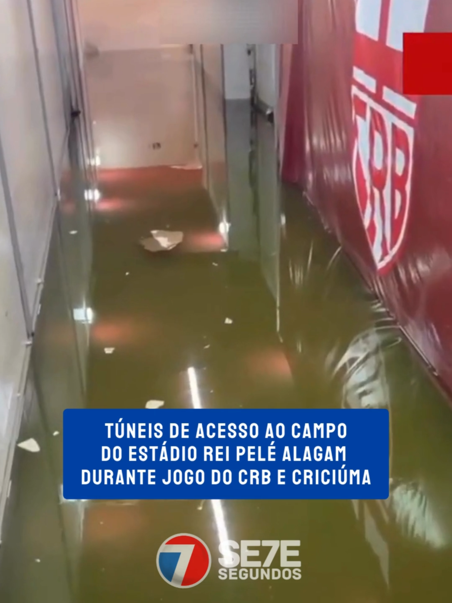 As fortes chuvas que caíram em Maceió nesse domingo (18) provocaram sérios transtornos no Estádio Rei Pelé, palco da partida entre CRB e Criciúma, válida pela 8ª rodada da Série B do Campeonato Brasileiro. O principal problema foi o alagamento dos túneis de acesso ao gramado, que ficaram completamente tomados pela água, obrigando os jogadores a entrarem em campo por um dos portões laterais. Apesar disso, a partida foi realizada normalmente. Em campo, o CRB levou a melhor e venceu por 1 a 0. O único gol do confronto foi contra, marcado pelo zagueiro Marcelo Benevenuto, do Criciúma. ⠀⠀⠀⠀⠀⠀ 7 Segundos 🚀 Inovação em jornalismo! ⠀⠀⠀⠀⠀⠀⠀⠀⠀⠀⠀⠀⠀⠀⠀⠀⠀⠀⠀⠀⠀ 📲 (82) 98222-0077 - #Arapiraca 📲 (82) 98221-0077 - #Maceió 📲 (82) 98130-9991 - #Maragogi 📲 (82) 3421-3560 - #palmeiradosindiosal