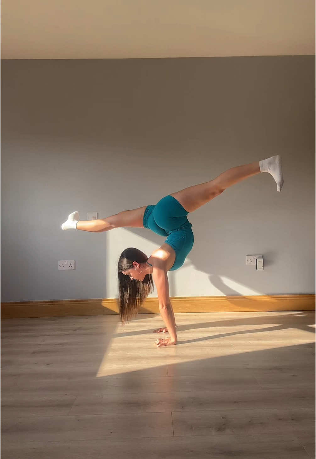 tag me if you give this a go!! 🫶 #flexibility #flexible #flexibilitychallenge #fyp #handstand #handstandchallenge #balance #trendingvideo #challenge #contortion #challenge 