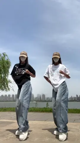 太洗脑啦！宝宝们快来学这个最近超火超简单的「肘汁摇」！#肘汁摇 #一学就会系列 #卡点舞 #夏季穿搭 #丝滑小连招 
