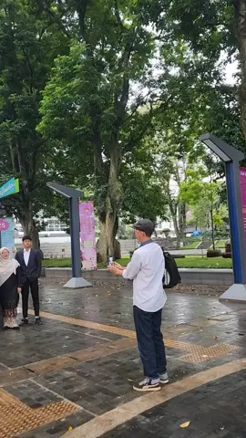 Suasana sore hari setelah acara Wisuda April (Wispril) ITB 2024/2025 yang lalu, walaupun sempat hujan deras rasa hangat lebih terasa dari dingin hujan karena melihat senyum bahagia dari wisudawan dan keluarganya #itb #wispril #wisuda #fyp 
