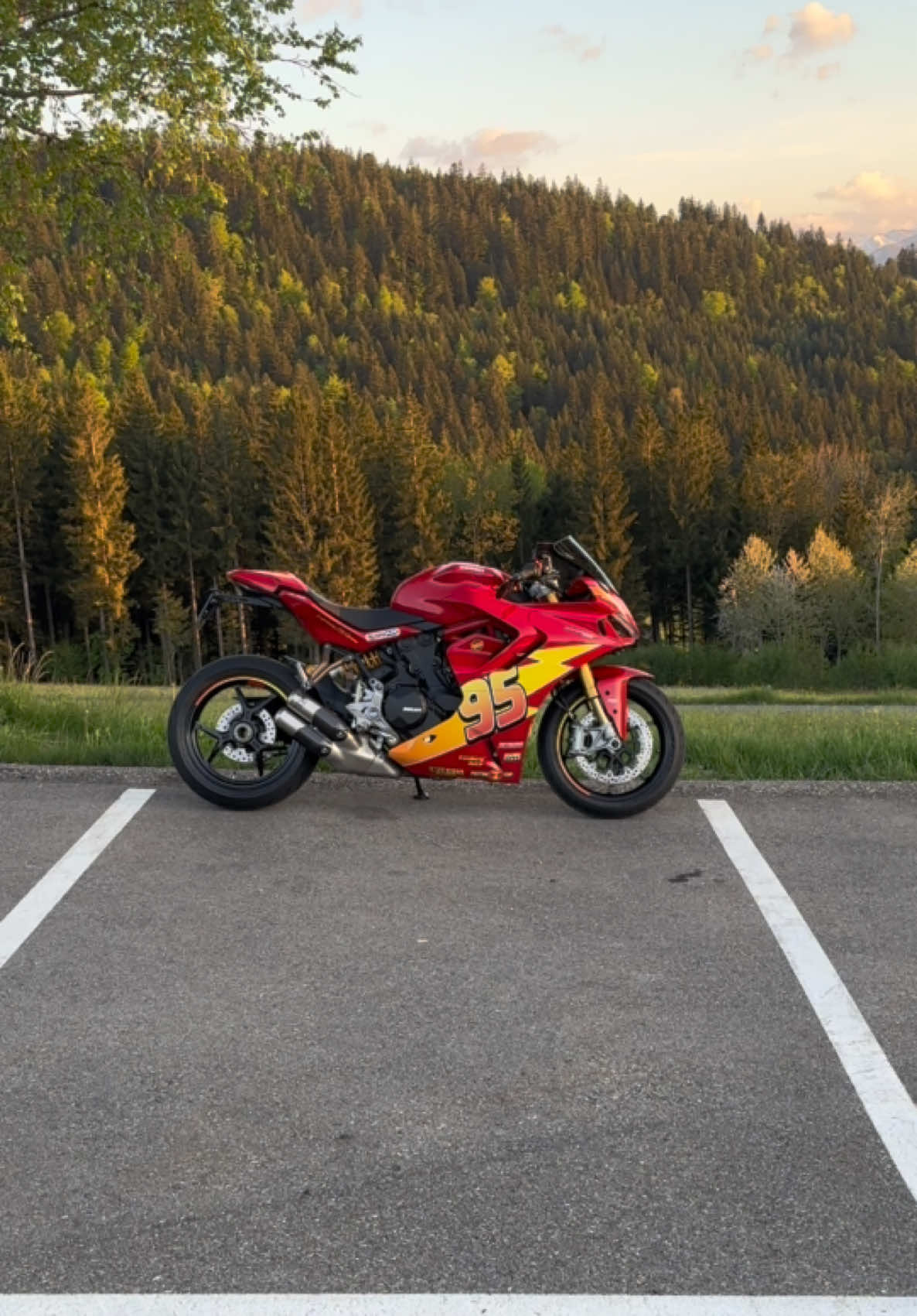 summer days⛱️ #ducati #supersport #ducatisupersport #950 #95 #950s #ducatisupersport950s #italianbike #sportbike #motorbikes #motorcycle #Summer #mcqueenbike #ducatimcqueen #exhaust #akrapovice #tuning #specialbike #design #dekor #custom #customized #mcqueenbiker