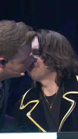A little besito for Kug 🐀💋 #dimension20 #gauntletatthegarden #d20live #brennanleemulligan #brianmurphy #kiss