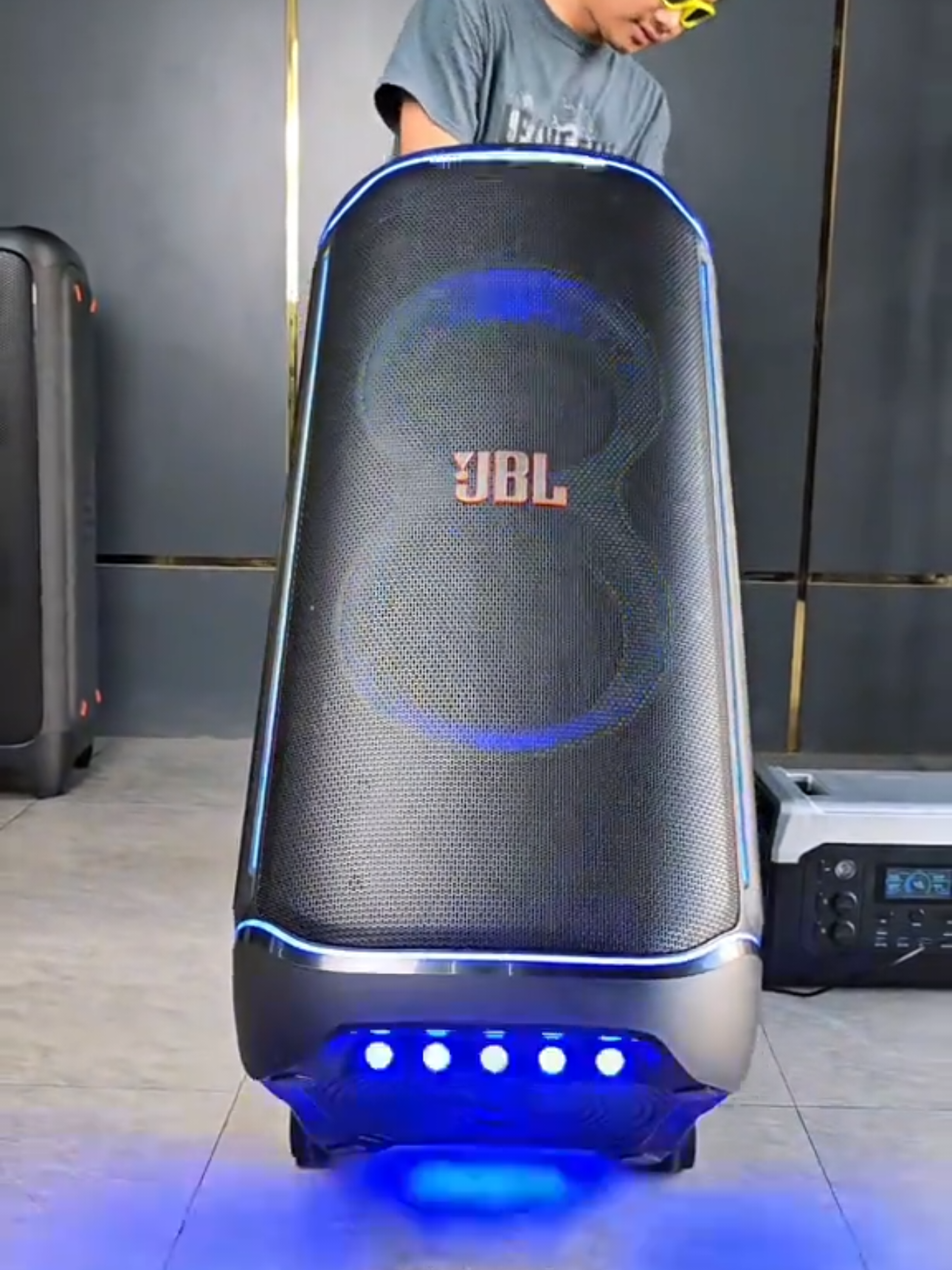 JBL Partybox's ultimate sound tests are being conducted. #typ #jbl #song #sound #speaker #musica 