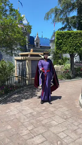 Disney chronicles with the Evil Queen. 🍎✨