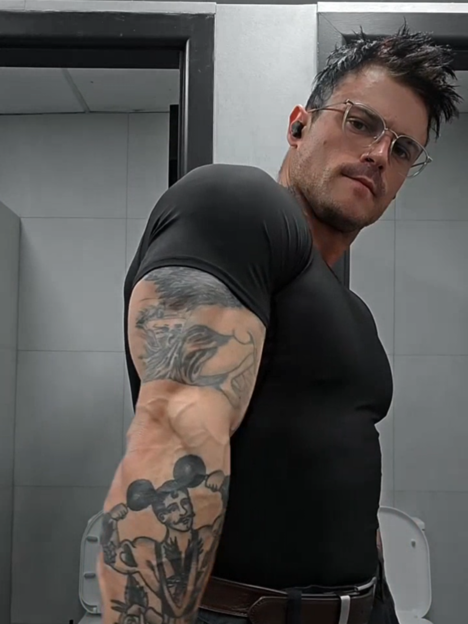Another day under the bar pt2 #GymTok #biceps #tattoo #fyp #bodybuilding #Fitness #tattoos 