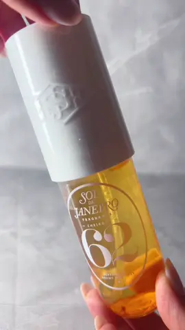 Sol de Janeiro 62 🍮🪵🍦#soldejaniero #soldejaneiroperfume #62  #62soldejaneiro #pistachio #vanilla #oud #almond #beauty #perfumes #smellgoodfeelgood #sweet #aestheticvideos @Sol de Janeiro 