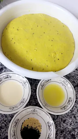 خبز مسمن /  دقيق ابيض وبر الكميه الي تبغين - ملح - ملعقه صغيره خميره فوريه - ونص ملعقه بيكج بودر- ٤ بيض- ٣ م سمن - ٣ م زيت - كركم- علبه حليب سايل او ٦ ملاعق حليب بودر - ٣ ملعقه نشا خليها تخمر بعدين شكليها  واخبزيها  والف عافيه#اكسبلور #خبزه_جنوبيه 