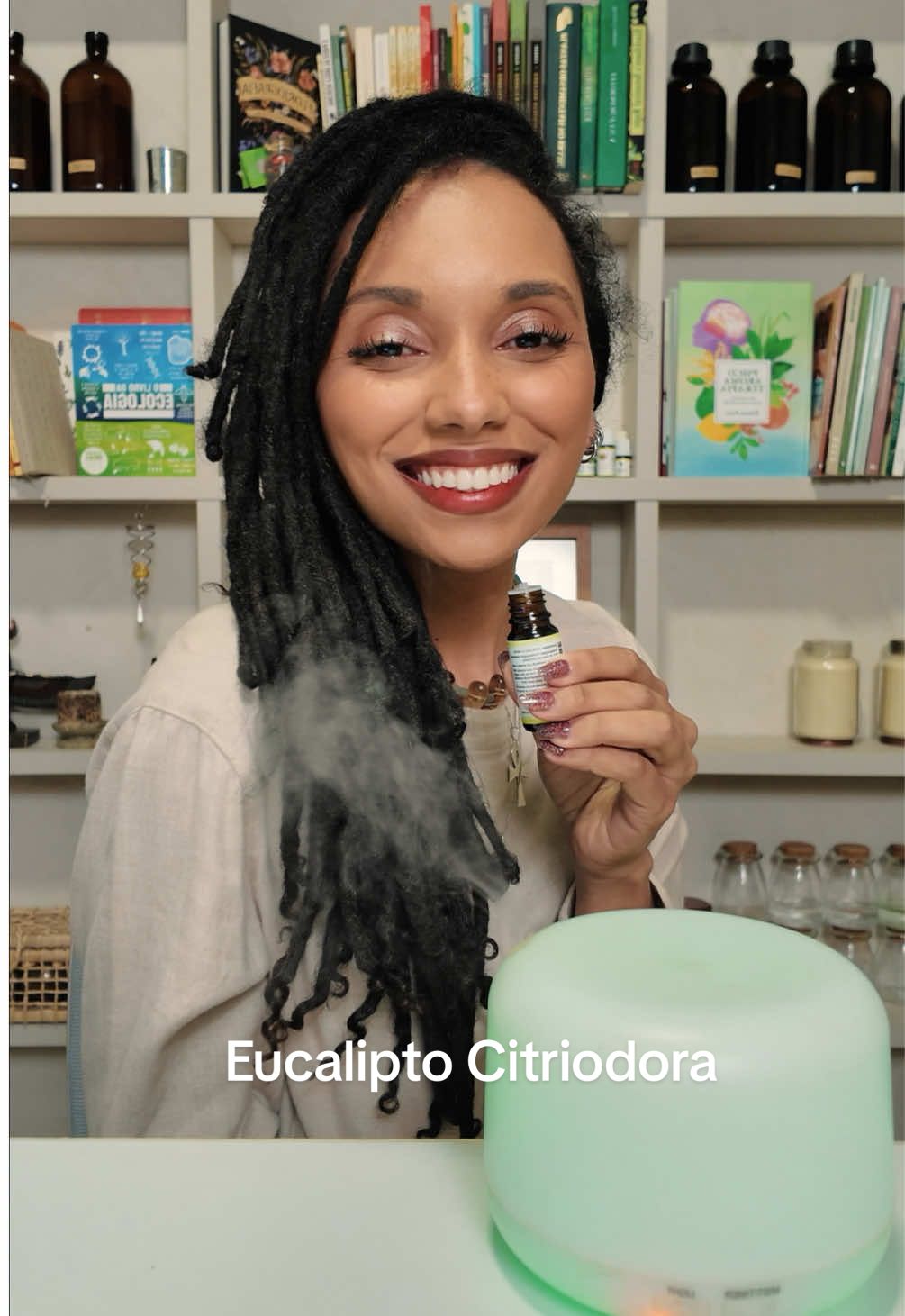 Para relaxar o corpo e as emoçoes: eucalipto citriodora  🌿 Relaxa corpo e emoções 🌿 Reduz ansiedade e sensação de dor 🌿 Ajuda quem se cobra demais 🌿 Ideal pra momentos de crise e sobrecarga 🌿Aroma leve e sem restrição de uso Compre no site da @harmoniearomaterapia com 10% de desconto usando o cupom NATALYNERI10 #a#aromaterapiaintegrativa #aromaterapia #oleosessenciais 