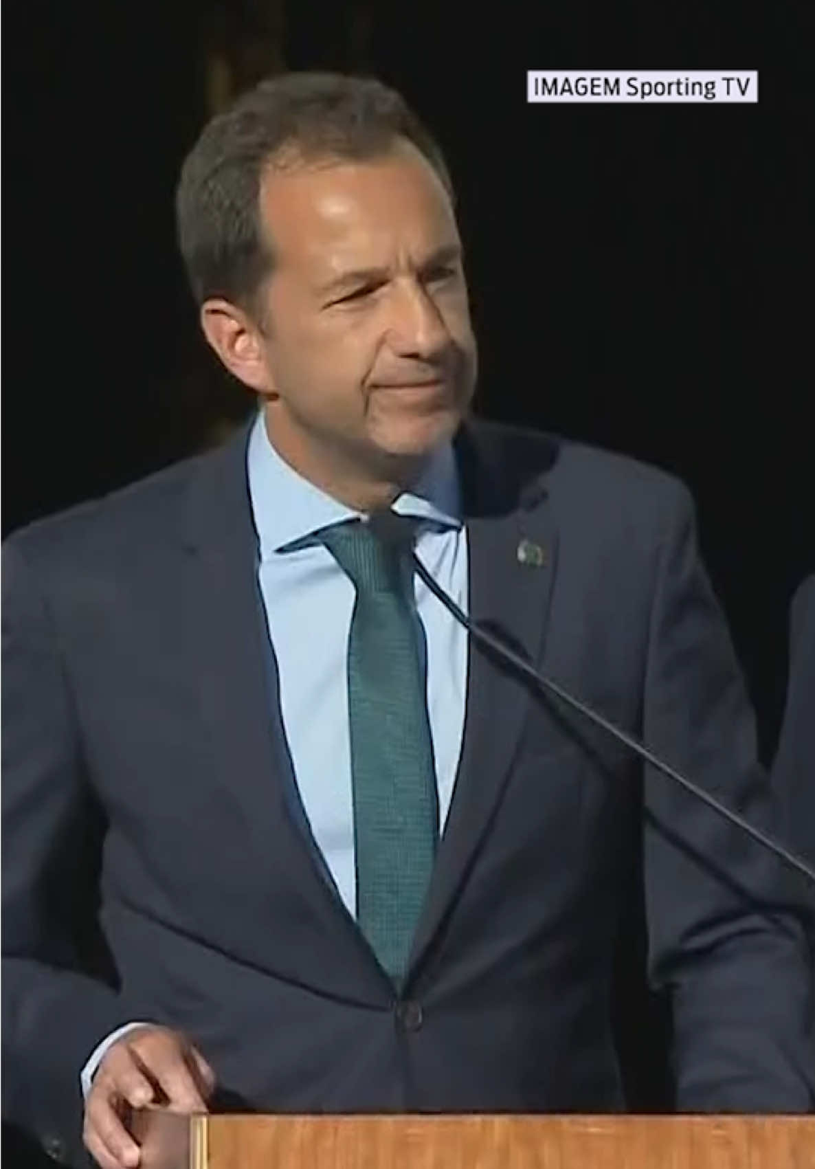 O Sporting marcou presença na Câmara Municipal de Lisboa e Frederico Varandas aproveitou para fazer um longo discurso, no qual agradeceu o apoio de todos os adeptos, o esforço de todos os jogadores e equipa técnica que resultou na conquista do bicampeonato e ainda mencionou o rival dos leões. 🦁🟢 #Sporting #Varandas #tiktokdesporto 