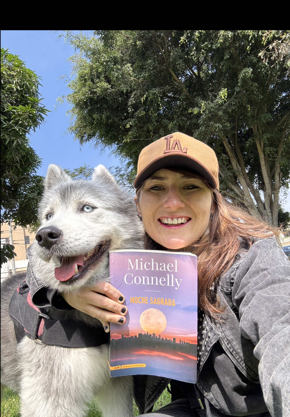 Reseña callejera de #NocheSagrada de #MichaelConnelly una #novelanegra bastante recomendada parte de una #saga #policial que inicia en los años 90’s 🕵🏻‍♀️🕵🏻‍♂️🚔 #novela #libro #investigacionpolicial #BookTok #BookToker #librosrecomendados📚 #lectorestiktok #Literatura #🚨 
