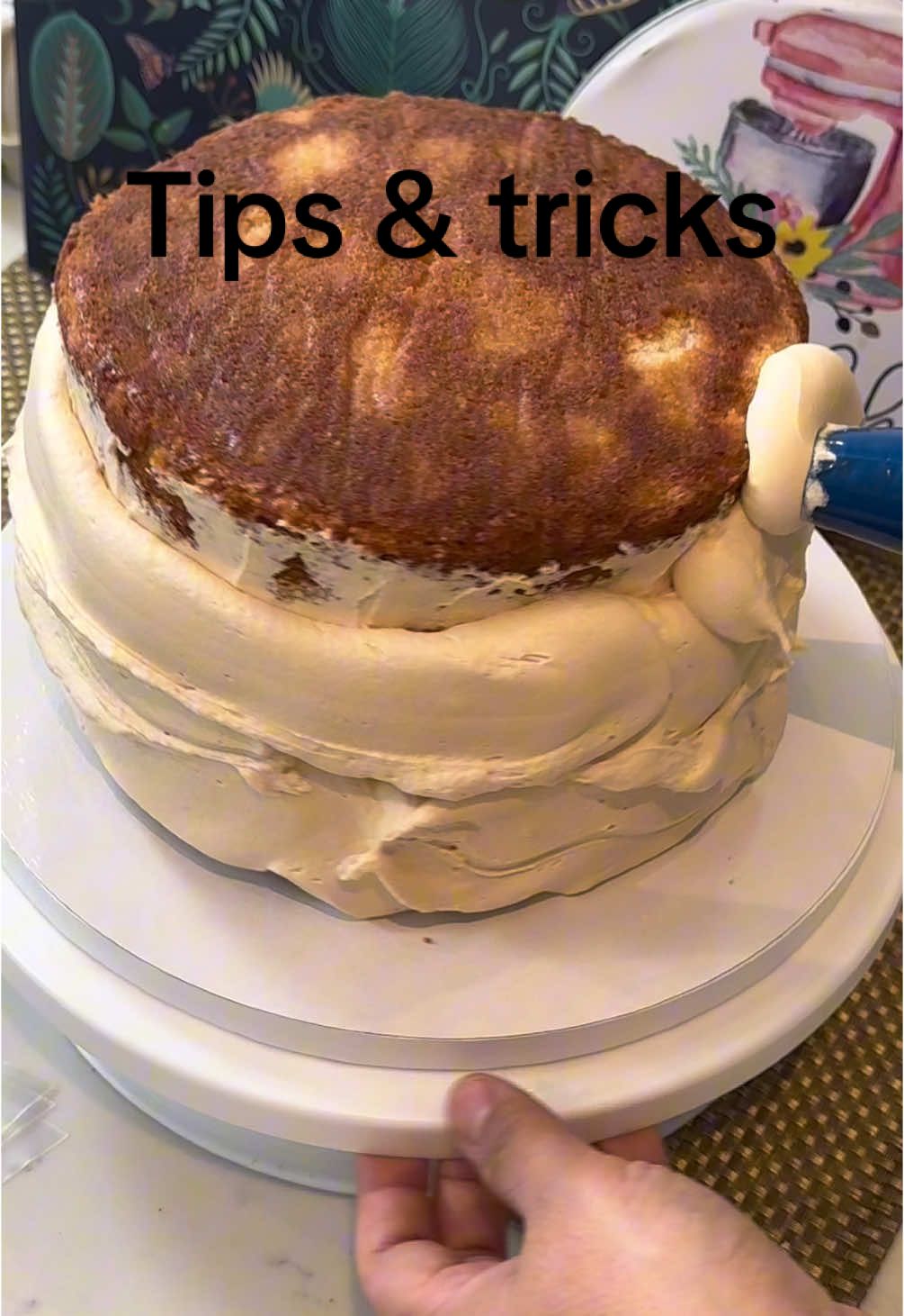 TIPS & TRICKS OF BUTTERCREAM CAKE FROSTING #piping #cake #cakedecorating #baking #baker #cakedecorator #pipingbuttercream #chocolatelover #lotusbiscoff #caketok #bakingtiktok #bake #tip #trick 