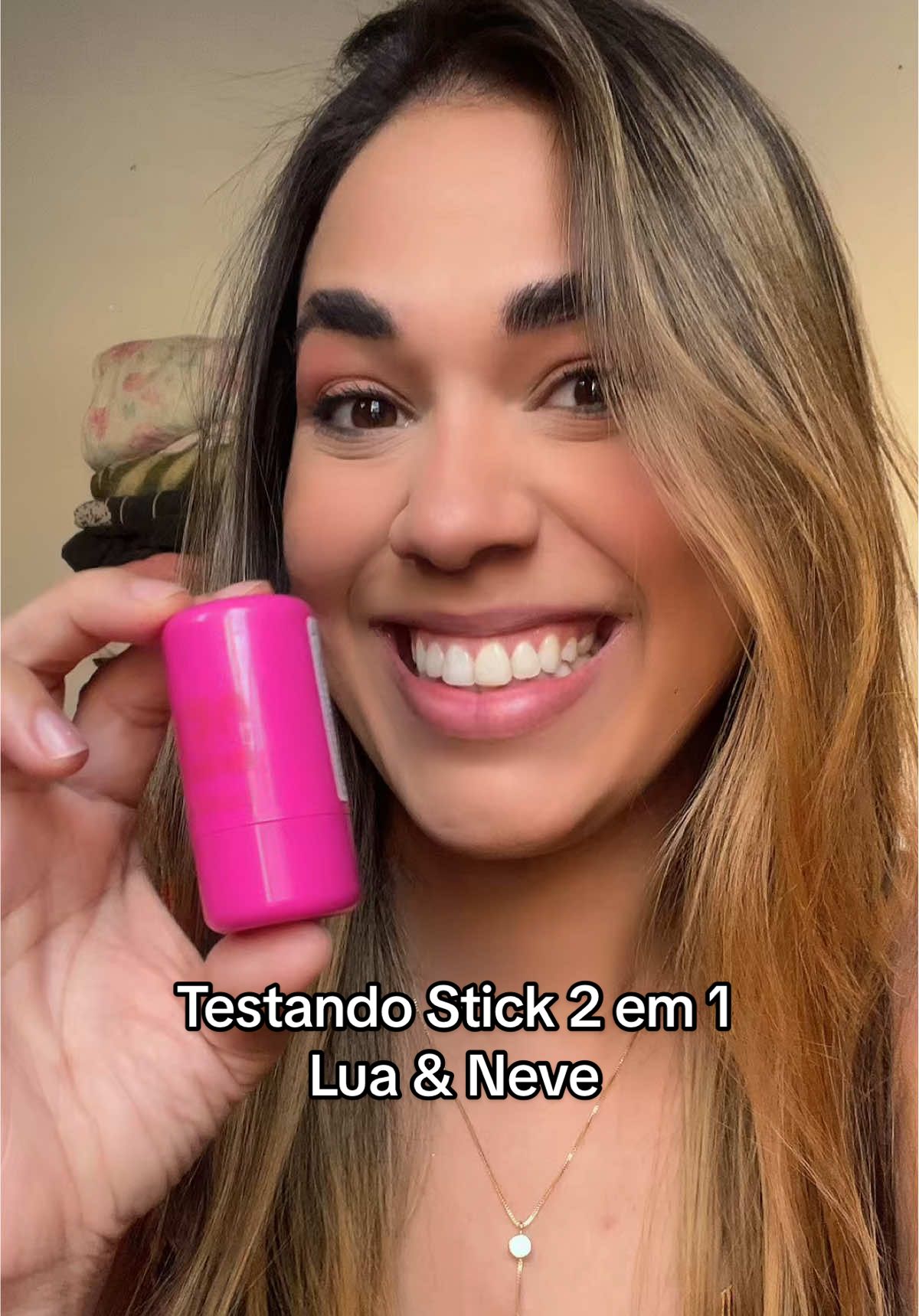 Testando Stick 2 em 1 Lua e Neve. Esse produto assume os papéis de blusch e batom, eu amei!! @Lua e Neve #luaeneve #maquiagem #makeup #reviw 