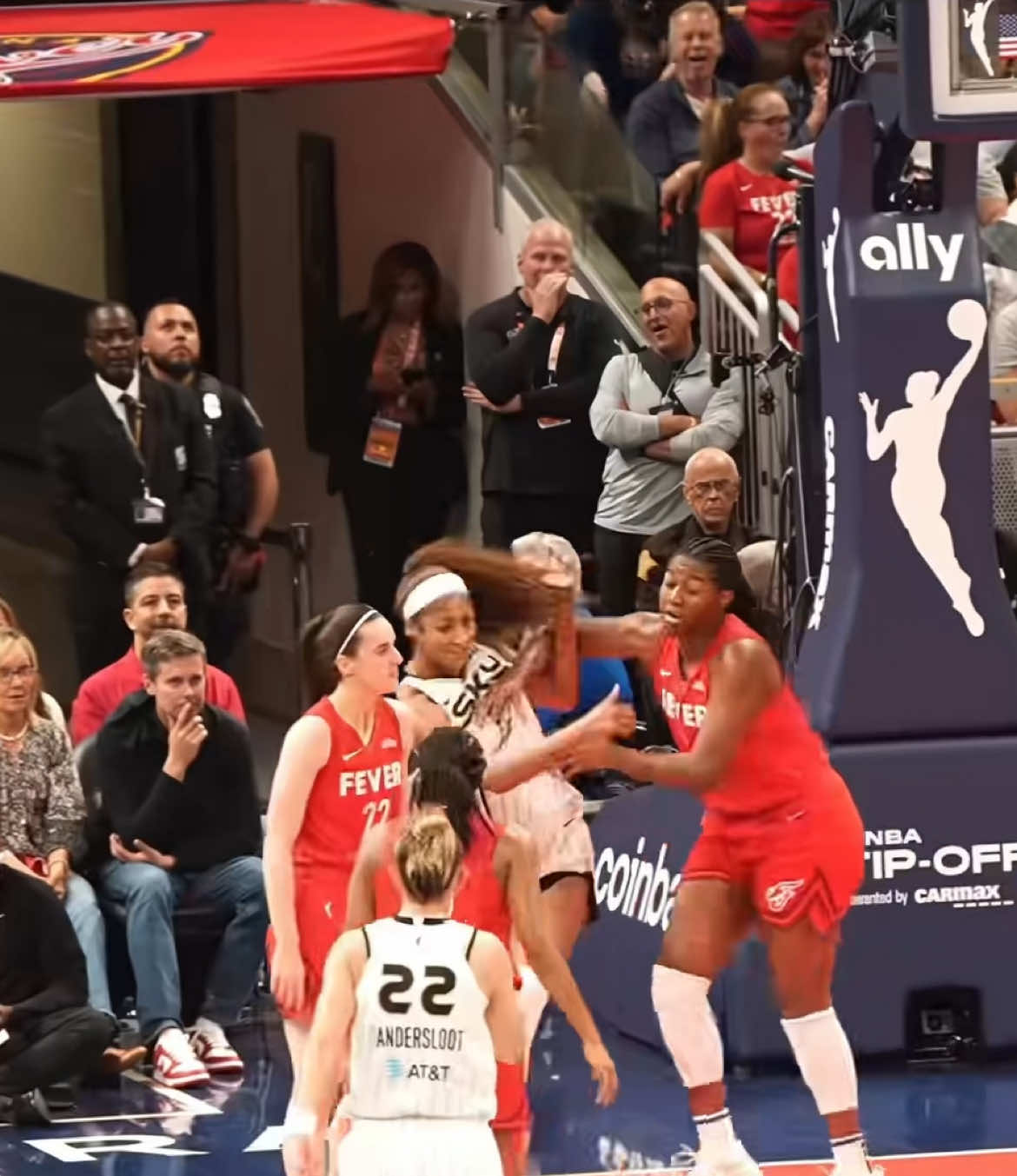 This angle of Caitlin Clark pushing Angel Reese is even crazier 🤯 #caitlinclark #angelreese #WNBA 