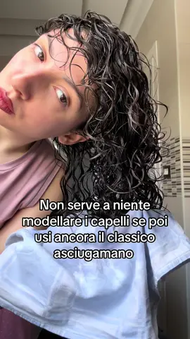❌Il classico asciugamano non é un amico, anzi, é il nemico più comunemente conosciuto a causa del suo enfatizzare il crespo e togliere troppa acqua ai tuoi ricci.  ✅Prova una maglia in cotone invece per tamponare acqua in eccesso e prodotto styling in eccesso. Vedrai che così ridurrai anche i tempi di asciugatura. Ricordati però di fare questo step solo quando hai finito lo styling. #curly #hairtutorial #microplopping #fyp #curls #hair #tips #hacks #antonelll_ #styling 