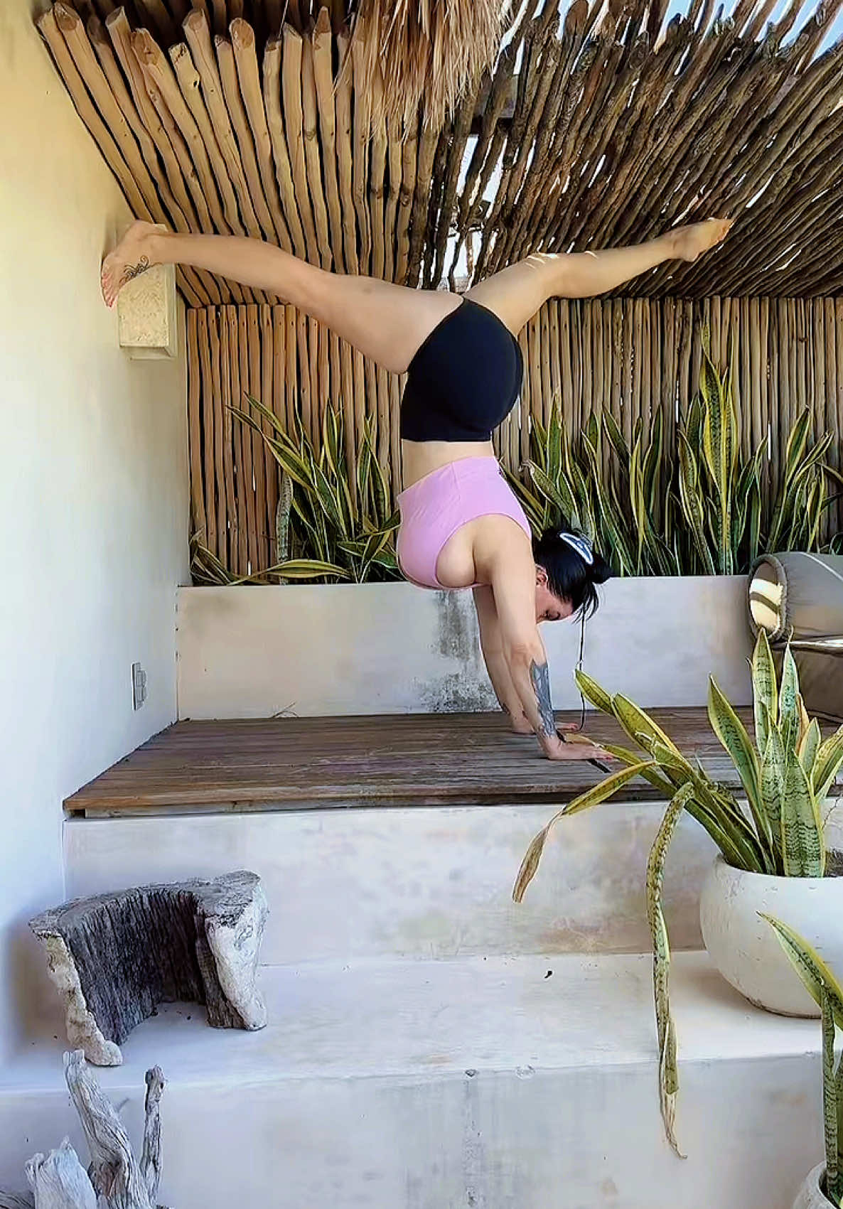Outdoor yoga and meditation feeds my soul, what do you do to relax? #yogagirl #pilates #views 