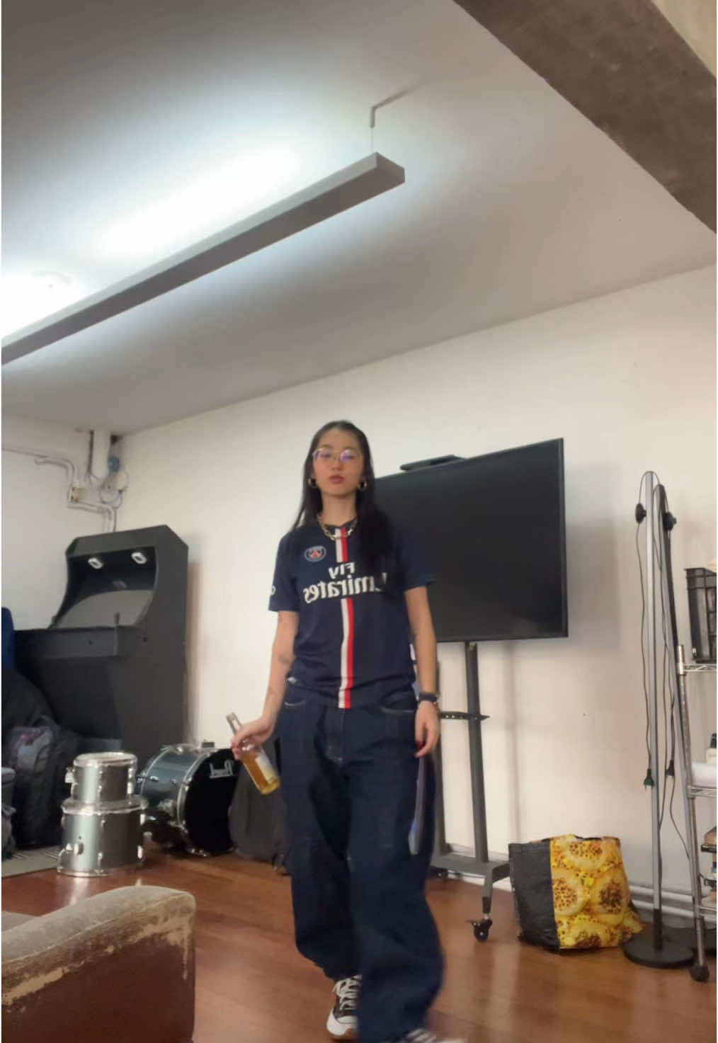 camisa psg que era de quando meu amigo era criança + calça @Tito. Company® + tênis @Converse Brazil + baer mate pra ter energia pra trabalhar #ootdcheck #fitcheck #moda #OOTD #fashion #style #girl #creatorsearchinsight 