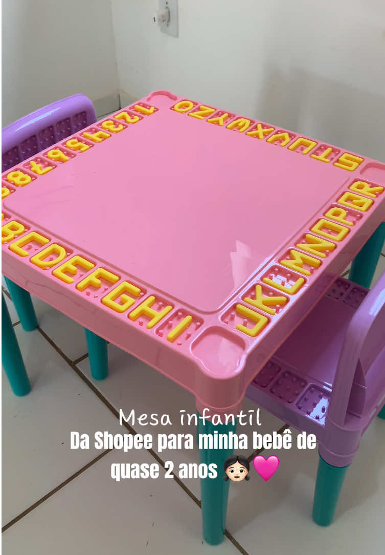 A mesa é muito lindinha! E esse foi o primeiro presente de aniversário dela. Não aguentei esperar para dar no dia porque eu sou ansiosa kkkk  #shopee #brinquedo #mesa #maternidade #maedemenina #foryou 