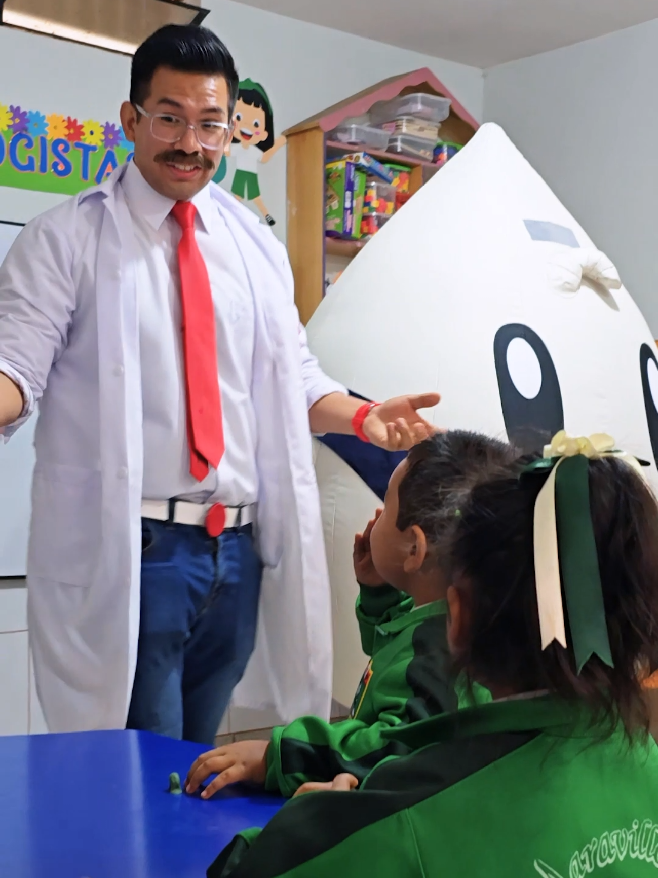 ¡𝗨𝗻𝗮 𝘃𝗶𝘀𝗶𝘁𝗮 𝗹𝗹𝗲𝗻𝗮 𝗱𝗲 𝗲𝗻𝗲𝗿𝗴í𝗮 𝘆 𝗮𝗽𝗿𝗲𝗻𝗱𝗶𝘇𝗮𝗷𝗲! 🥛 El equipo de Leche Gloria llegó a nuestro colegio con un mensaje claro: la leche es parte de una vida saludable. 👧🏻👦🏻 Nuestros estudiantes de inicial y primaria escucharon atentos, recibieron folletos, regalos y compartieron su alegría con la Gotita de Gloria. #NutriAventura #LecheGloria #Formación360 #NMM #SantaRosa