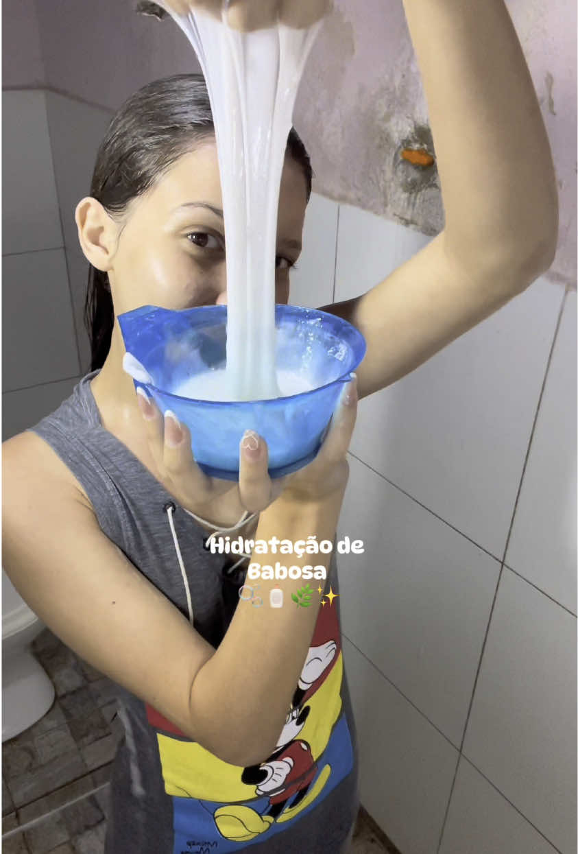 Hidratação com babosa 🫧✨🌿                   #garotasapoiamgarotas💝🎀✨️ #exploremore #foryoupage #banho #shampoo #laveocabelocomigo #meninastiktok 
